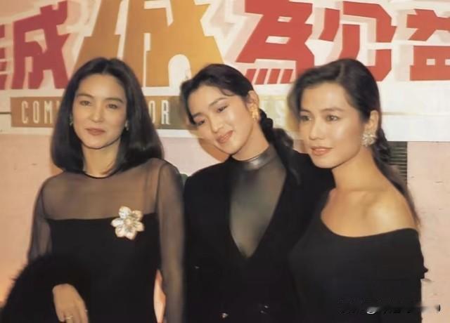 年轻时林青霞，巩俐，钟楚红同台参加活动，三人一身黑色的装扮，都说漂亮得不得了的林