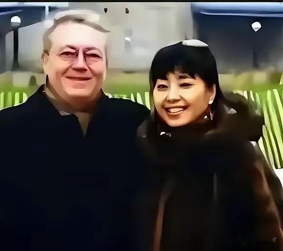 殷秀梅与法国丈夫菲利普相识于飞往兰州的航班。婚后二人长期在北京生活，彼此相互支持