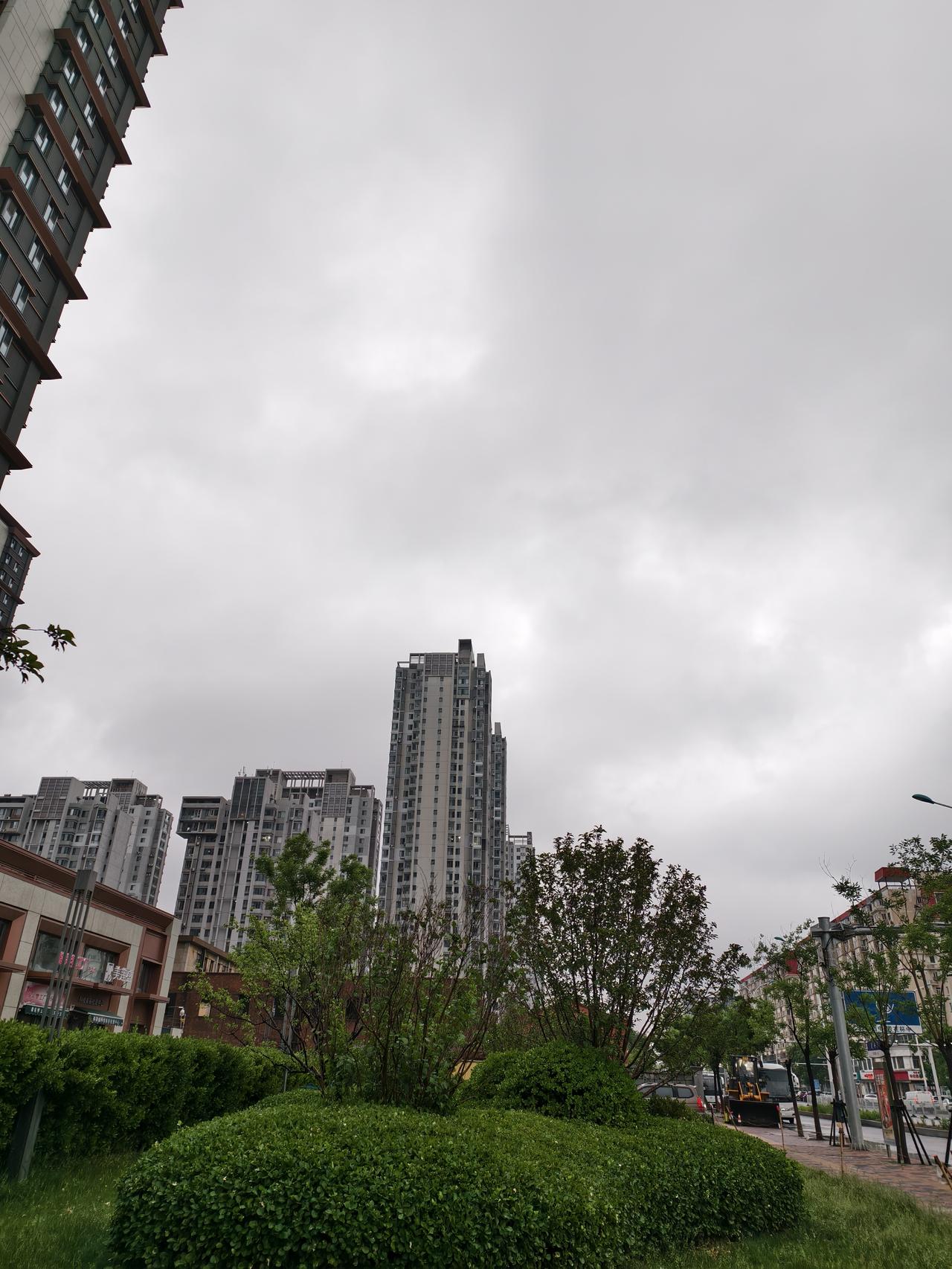 今晨（5月18日周一）上班日，天空依旧阴沉，小雨时不时的前来光顾，给早高峰的车辆