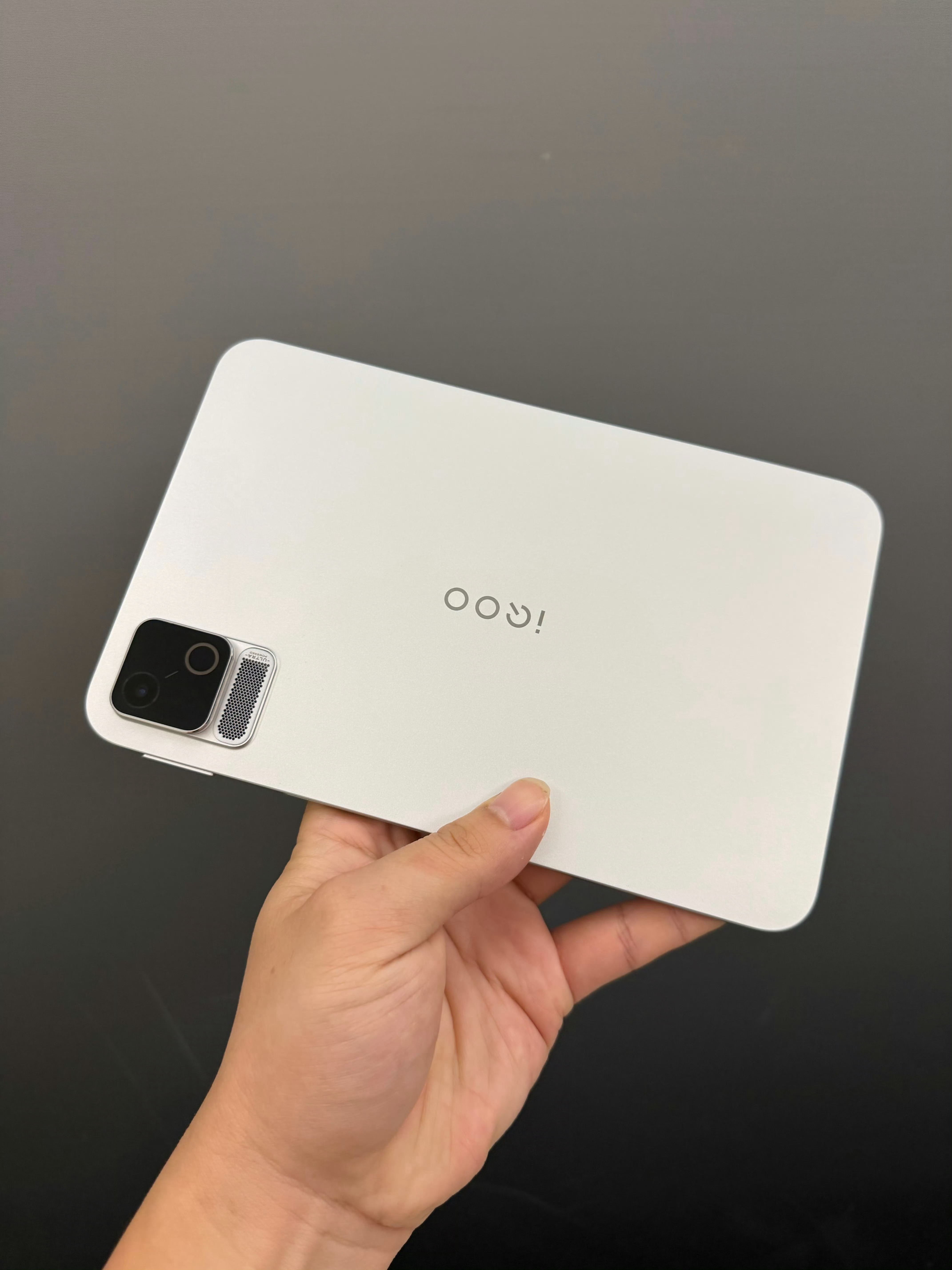 iQOO Pad Ultra 8.8英寸握持感真的很好，不会觉得累，触感也很棒 
