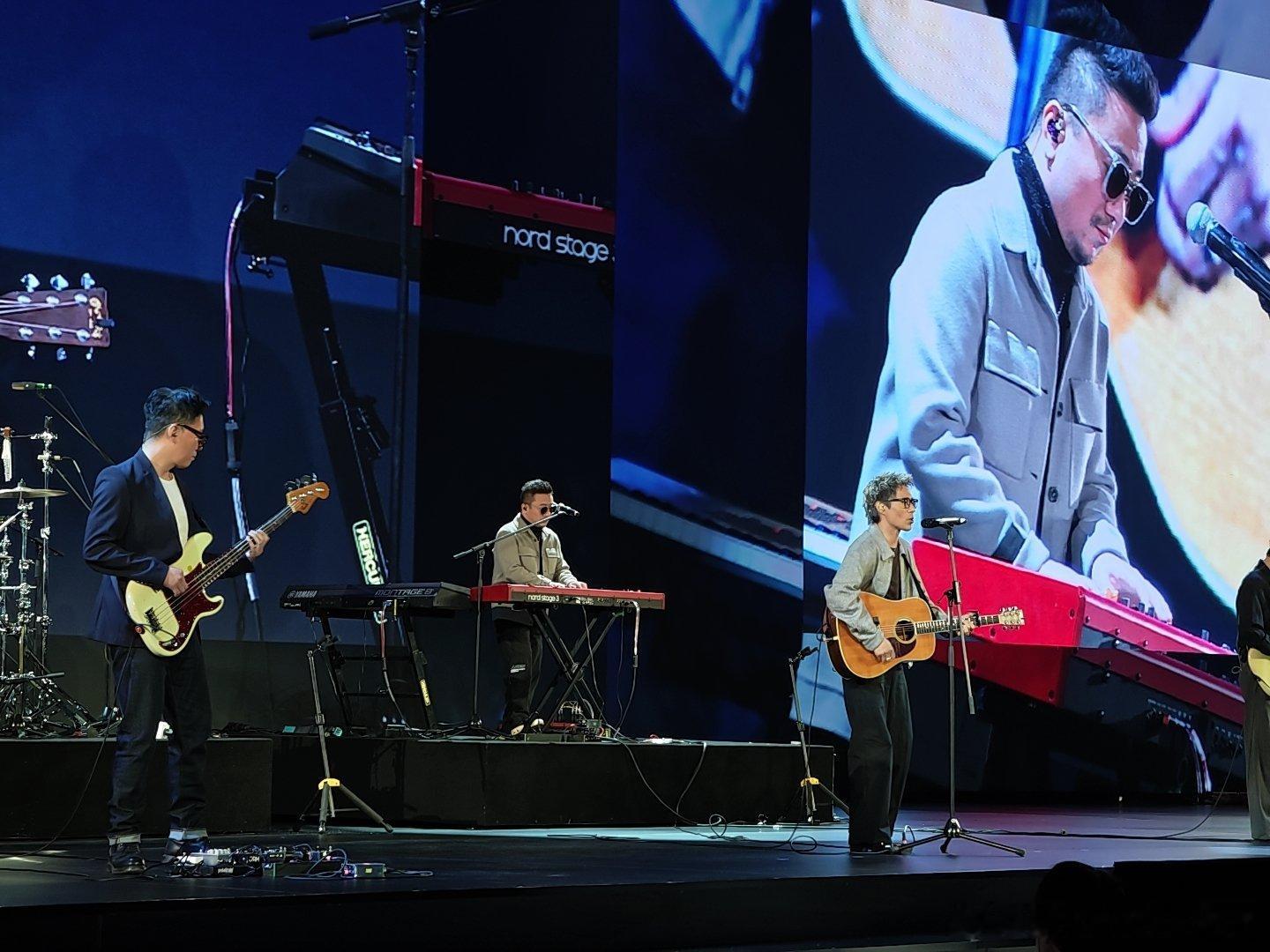 太惊喜了，地平线把逃跑计划请到了现场！！第一次听现场，还是在内场第一排毛川的颜值