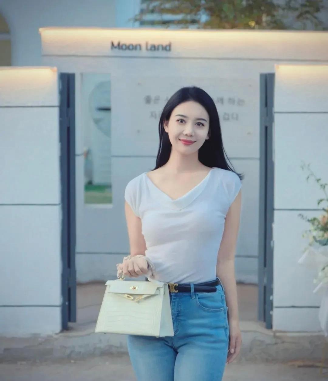 如何搭配时髦修身牛仔裤?完美身材搭配牛仔裤穿搭，别样的性感时尚，一颦一笑，举手投