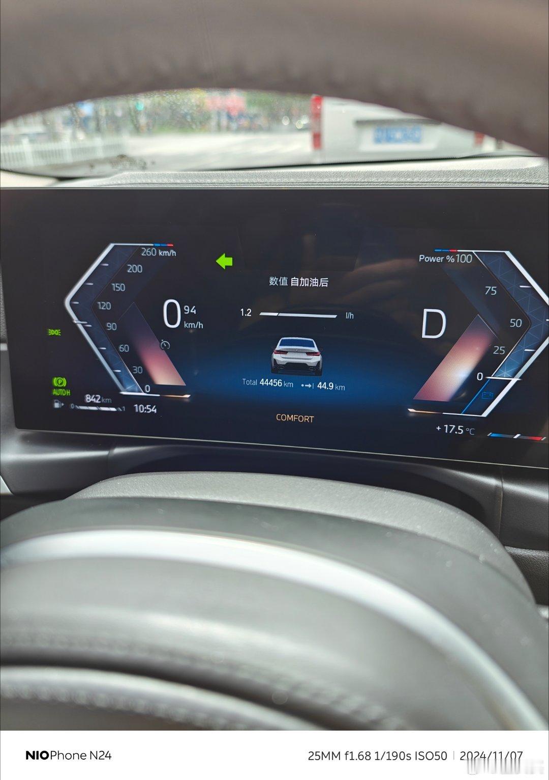 油箱容积60L，原地空调每小时1.2L，可以连续开50小时空调呢，为啥燃油车等人