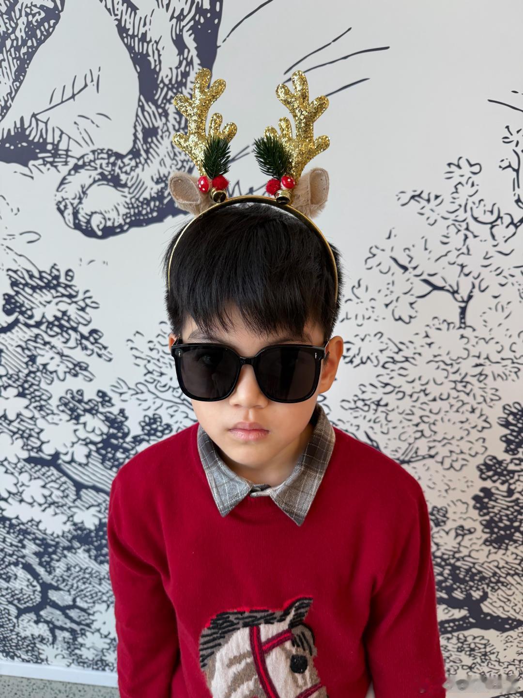 陈妍希儿子正面照  陈妍希晒儿子圣诞正脸照陈妍希晒儿子圣诞正脸照，这小模样帅气又