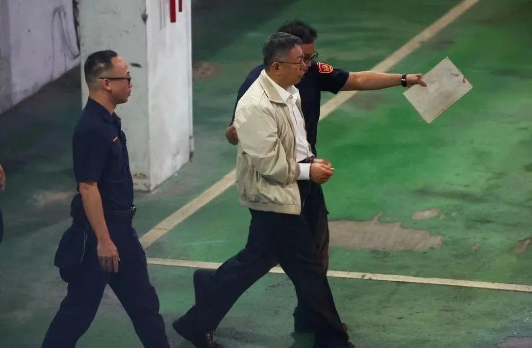突发！柯文哲被送入看守所，还被媒体拍到上铐画面。
据媒体报道，台湾民众党主席柯文