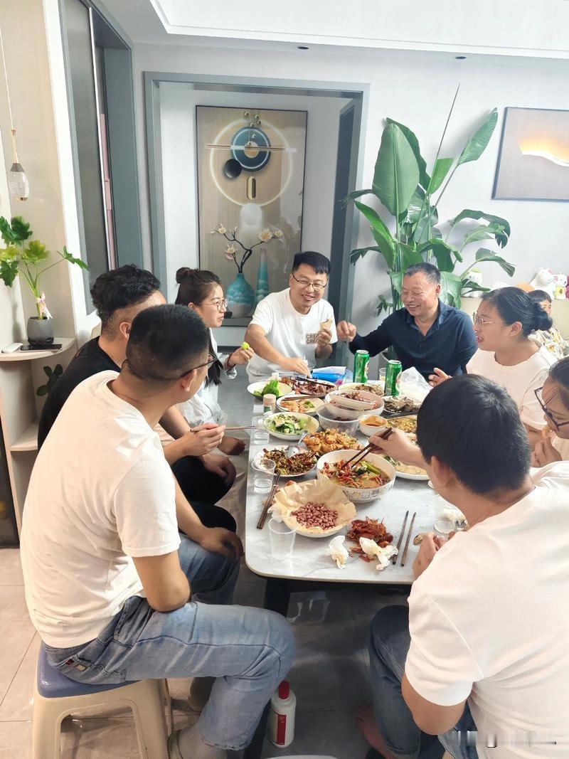 就上个月的事儿。我弟换了辆大奔。全家聚餐，他把车钥匙往桌上一搁。

那一瞬间，我