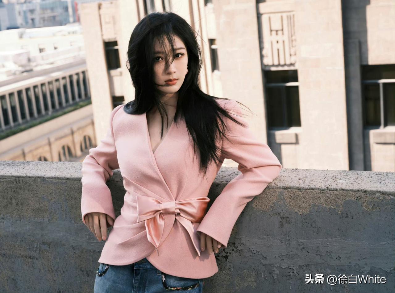 3月11日，杨紫一到罗马就开工！
紫色高定贵气十足，粉色上衣元气满满！
杨紫这次