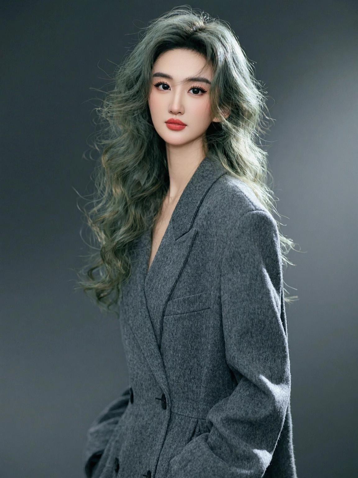 灰绿神明写真 抖音ai创作 美出高级感 我要上热们 好物推荐🔥