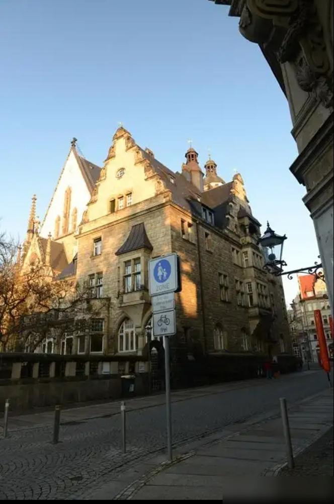 沃尔夫斯堡这赛季惨到家了。
近8轮2平6负，德甲排倒数第二，离安全区还差4分，