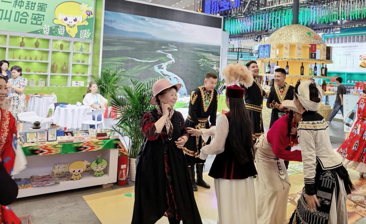 西安春博会上，品尝了哈密瓜冰淇淋，挖一勺蜜瓤混着酸奶，甜的人直跺脚，“比西安的冰