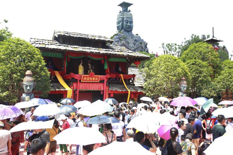 妲己的玉簪：筷子诞生竟是喂饭阴谋？

商纣王宴饮时嫌菜烫，妲己急拔玉簪夹菜吹凉喂
