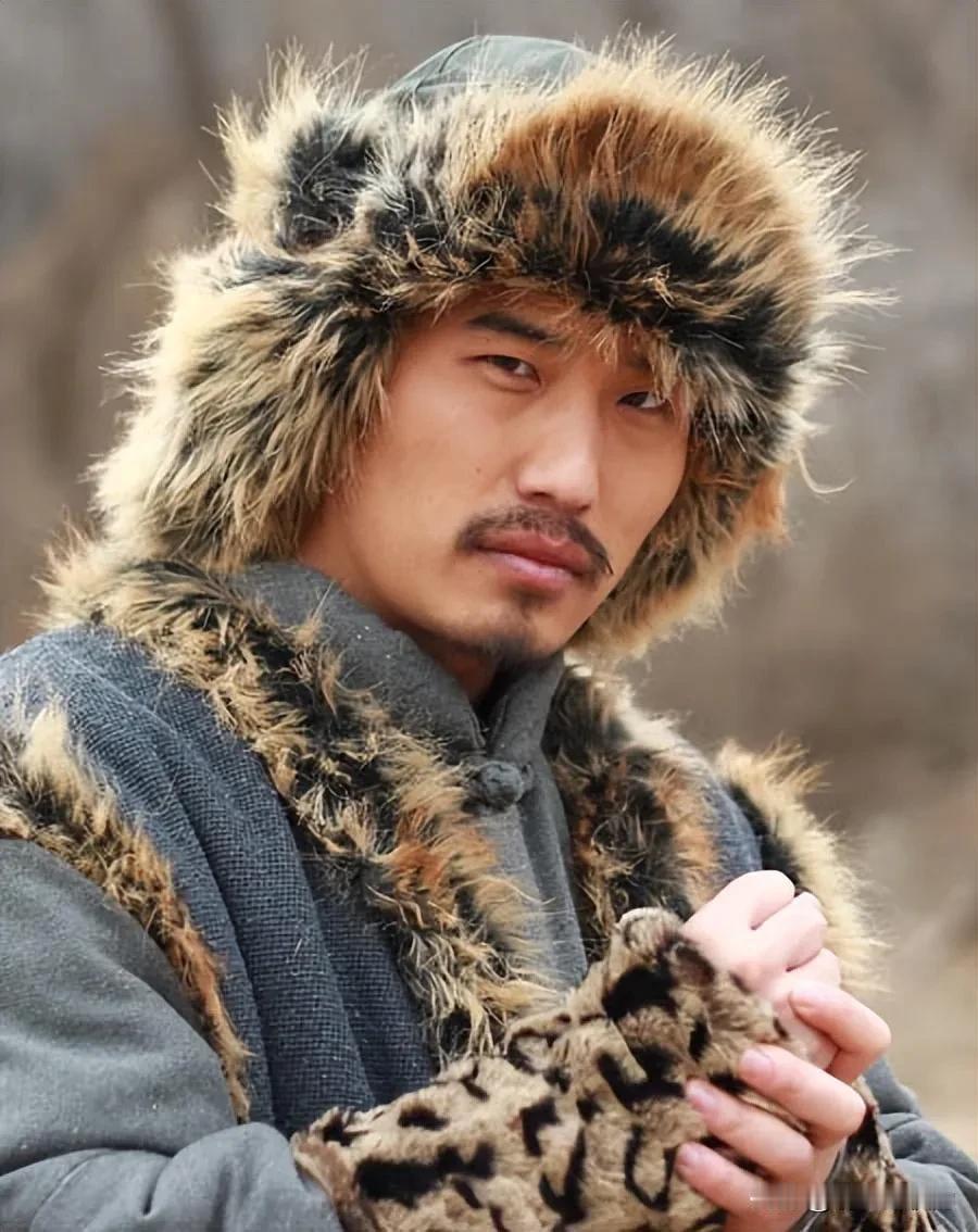 叹“匪”变
过去土匪隐深山
走投无路举步艰
落草为寇苦不堪
不欺贫弱未贪钱
济危