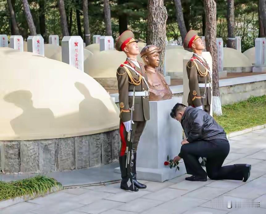 金正恩以极高礼遇，单膝跪地向中国人民志愿军烈士致敬和献花，清晰地向中朝两国人民和