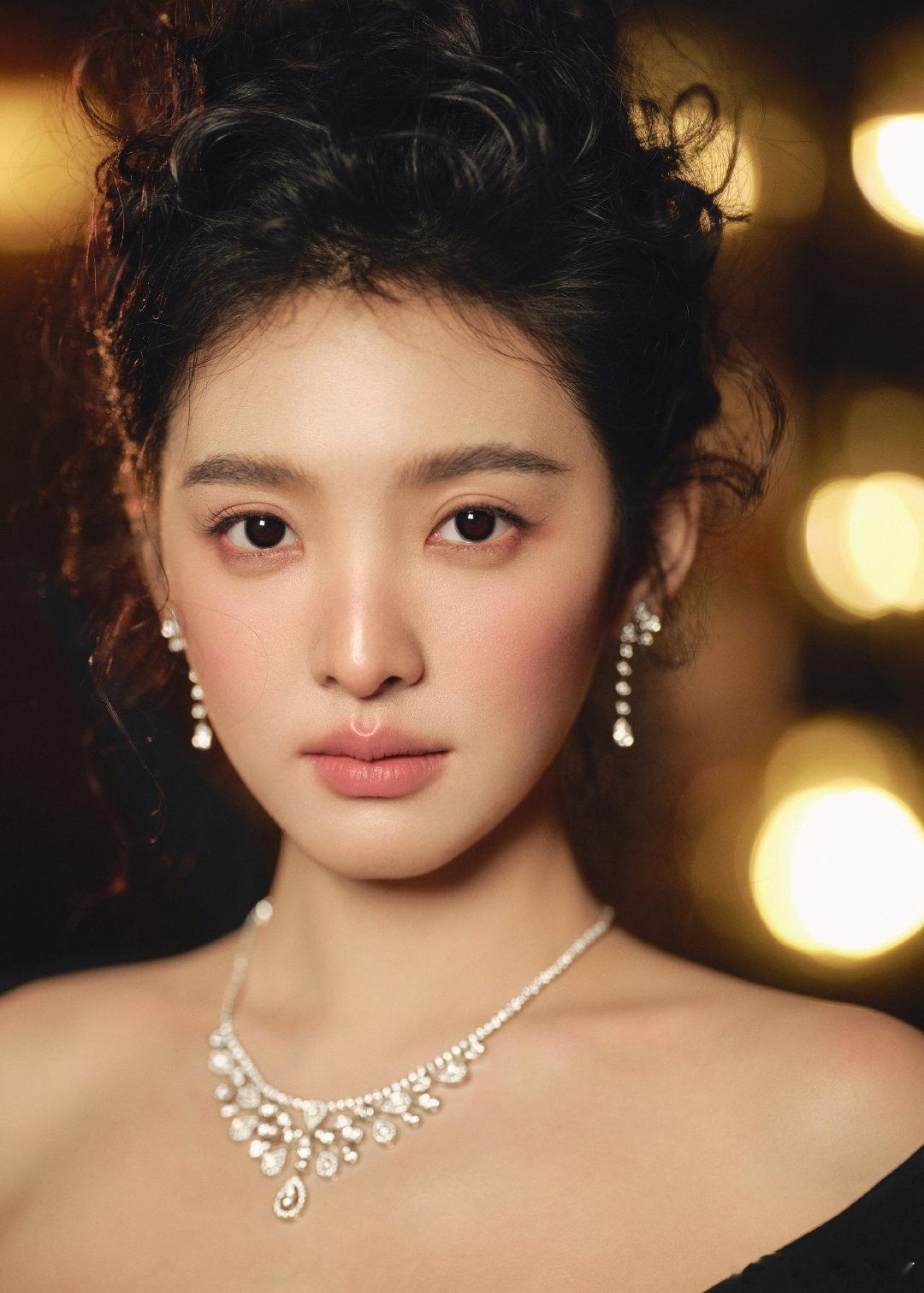 章若楠微博之夜出图 不太懂这个嘴巴和腮红 