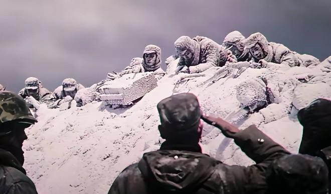 73年前长津湖的雪地里，一个冻僵的战士在临终前用指甲刻下这行字。
零下30度。1