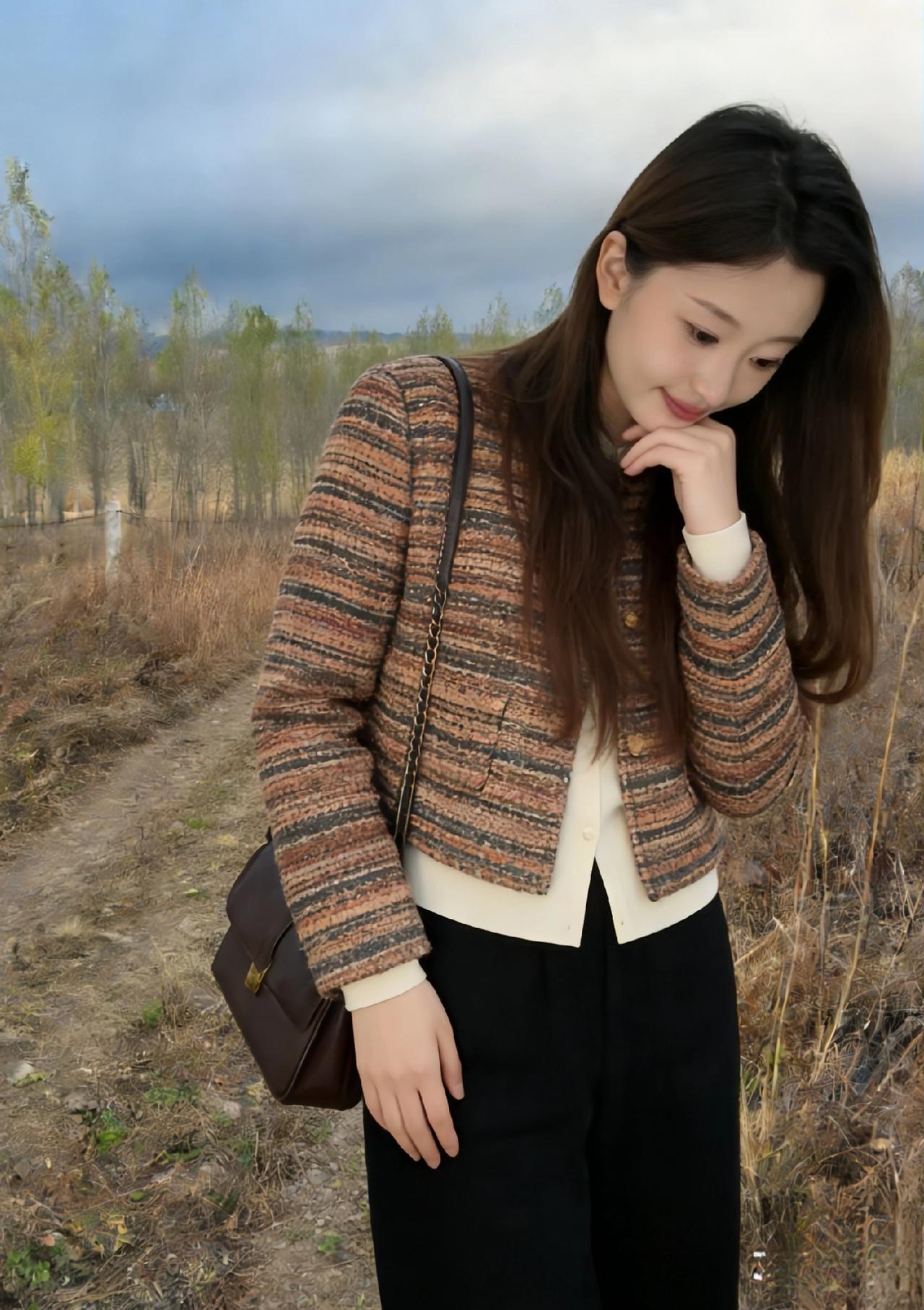 风穿过枯草丛，把云揉成松弛的棉絮
你垂首沉思，足尖扣响整个秋天的呼吸
粗粝的土路