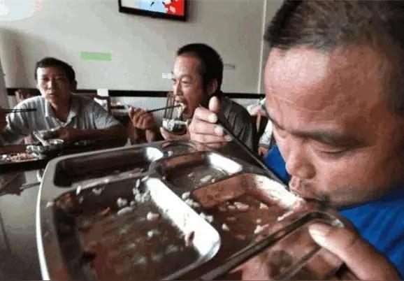 太感人了！河南周口，餐馆里一桌客人吃完离开，剩下两盘没怎么吃的肉菜。老板看着隔壁