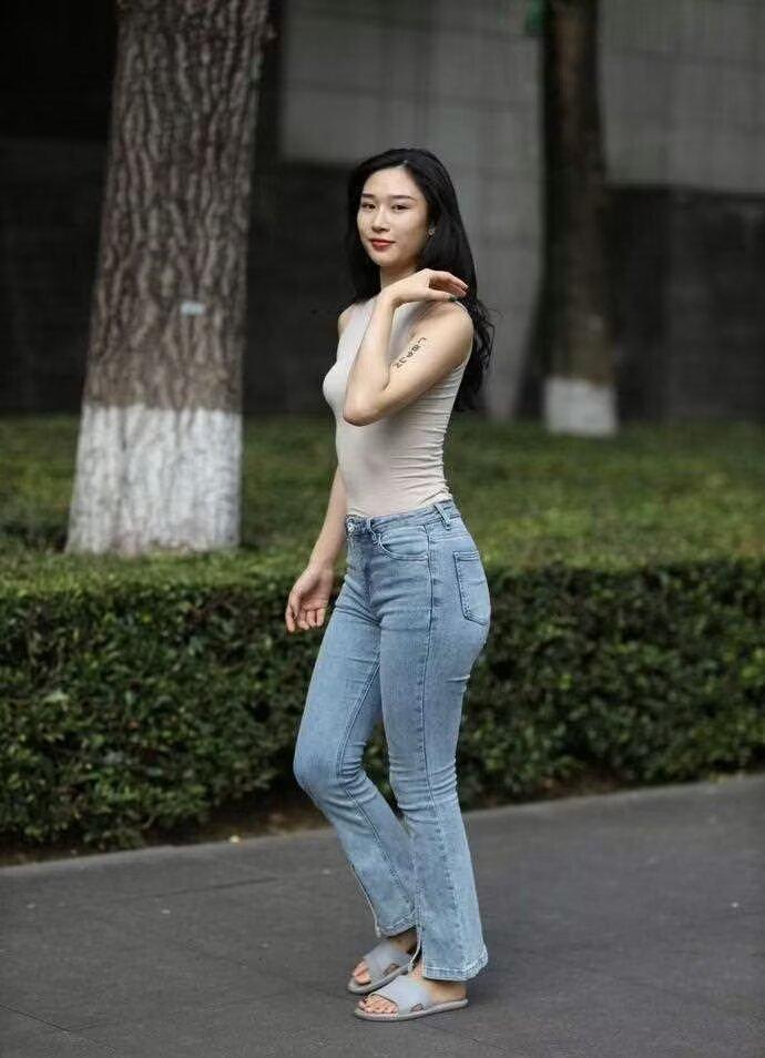 婚姻，是舒服着的烦恼； 家庭，是不讲理的地方。 聪明的女人，仰视自己的丈夫； 优