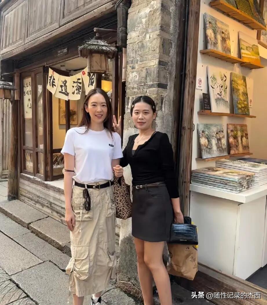 不愧是女神级别的一个演员，现实中的她白白嫩嫩的，比荧幕中看到的还要惊艳。身材苗条