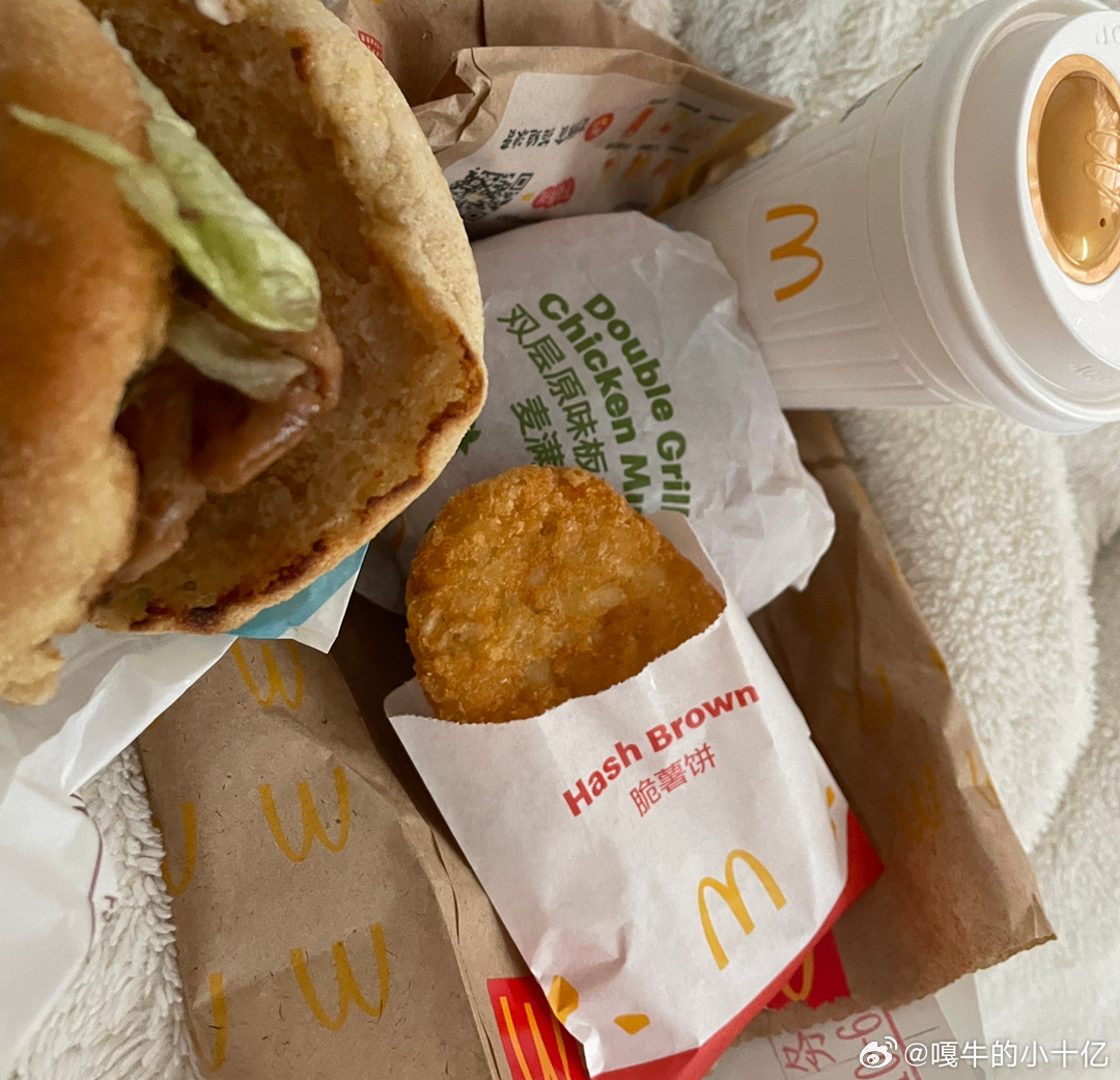 早上他早早起来加班，工作之前给我放好了热水袋，主要是担心他没有抱着我，我自己睡觉