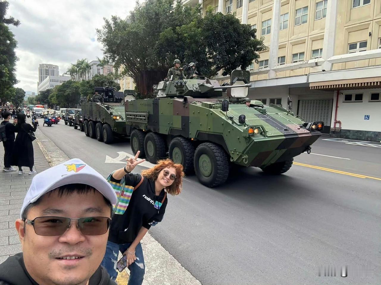 台湾省网民分享：凯兰格兰大道有台湾省民众自拍，又有青鸟去举报了。[吐舌]