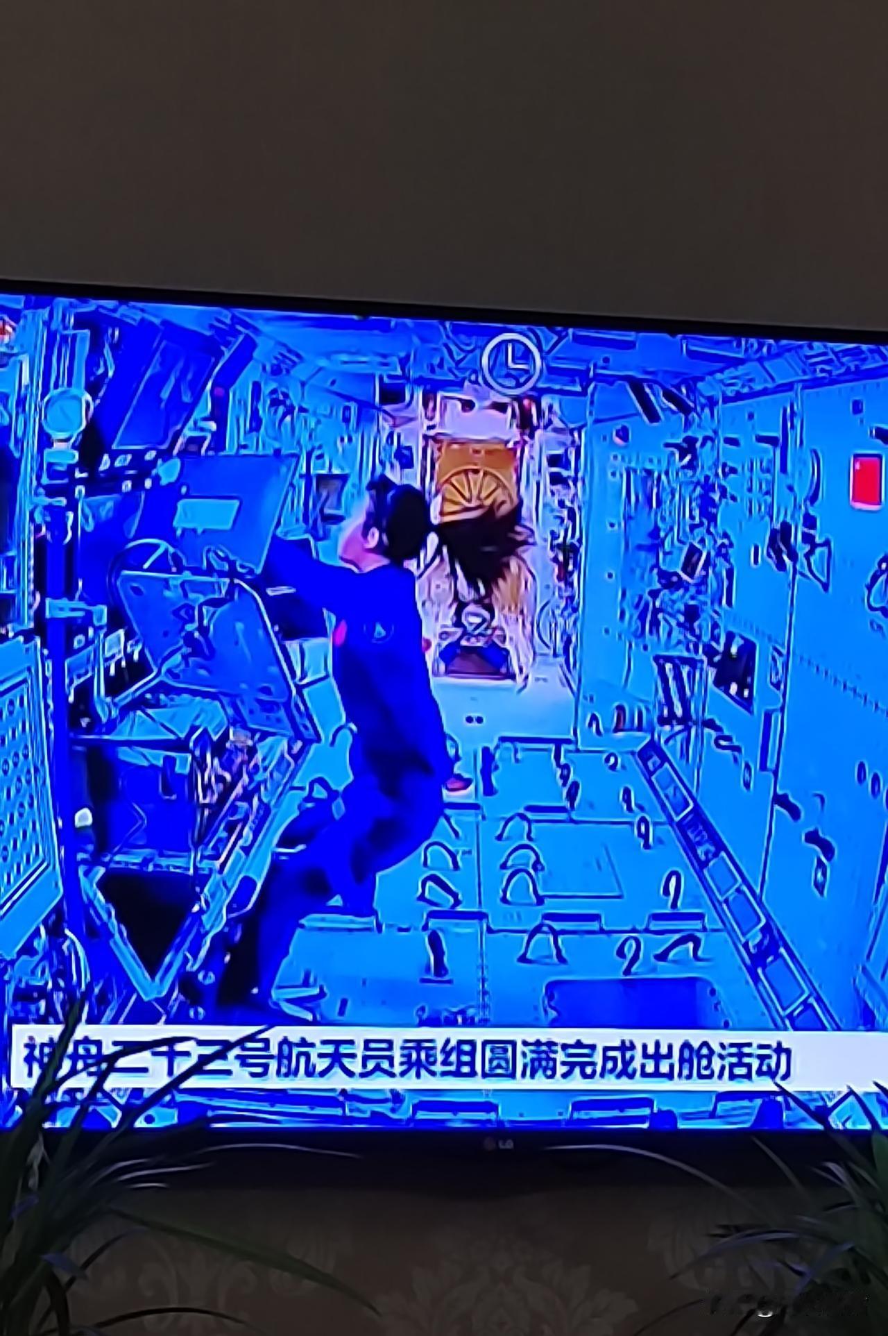被神舟二十三号航天员黎家盈“冲天长发”惊艳到了。照片里飘起来飞舞的长发，不仅仅只