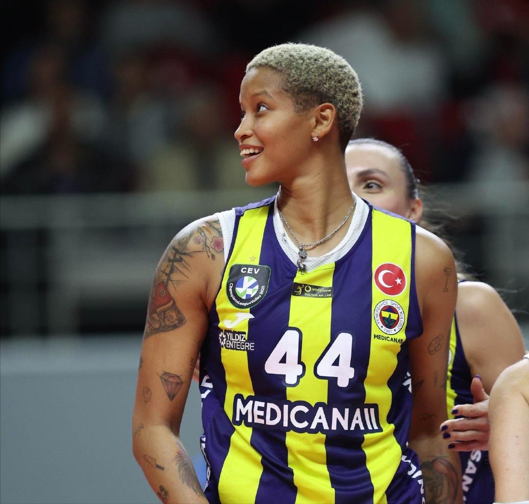 土超总决赛第二场，费内巴切客场3:1瓦基弗银行，将总比分扳成1:1平。四局比分1