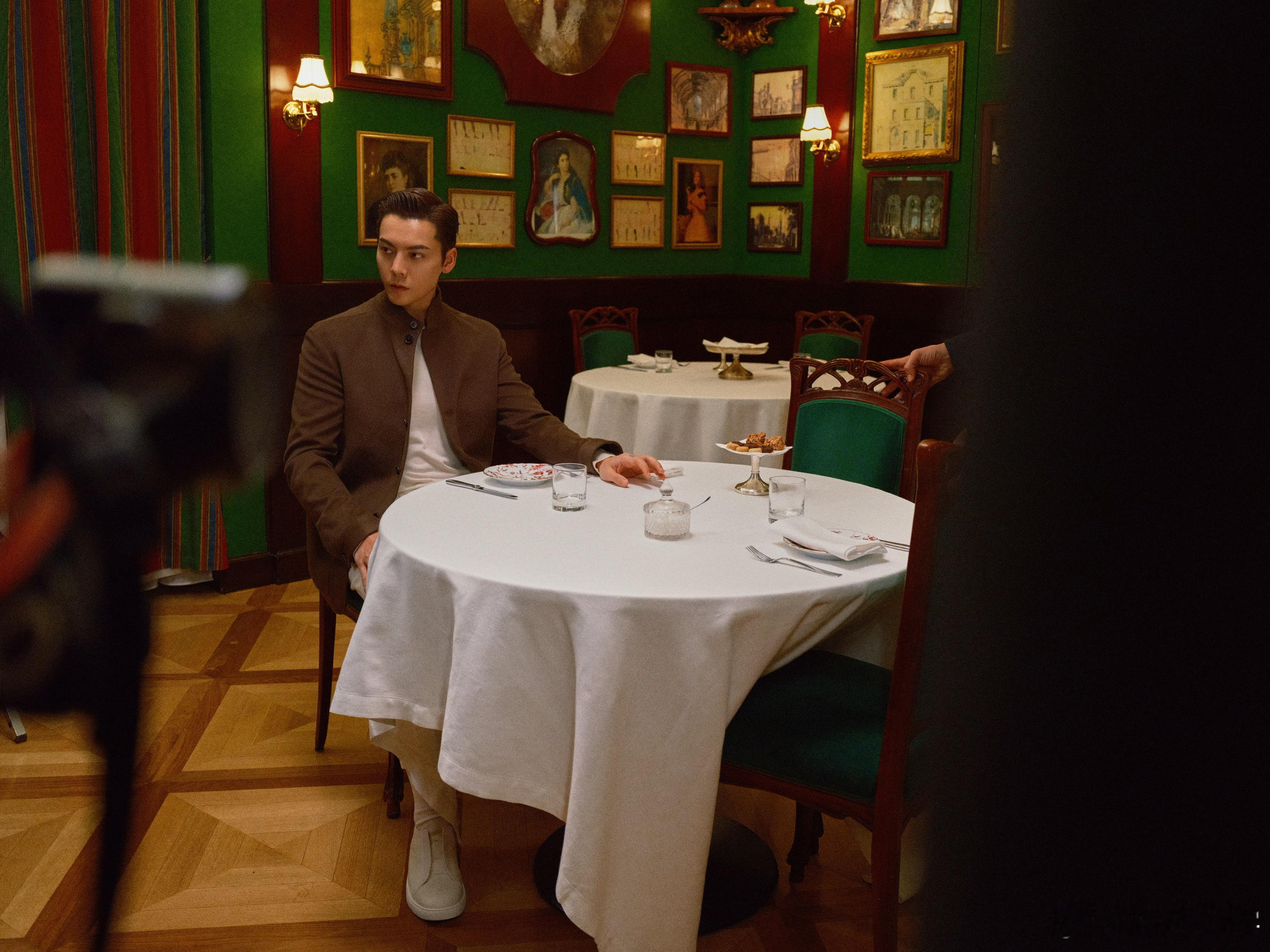 陈伟霆在拍许我耀眼续集吗 哇塞！在米兰餐厅竟和陈伟霆来了场超惊喜的偶遇，他安静地