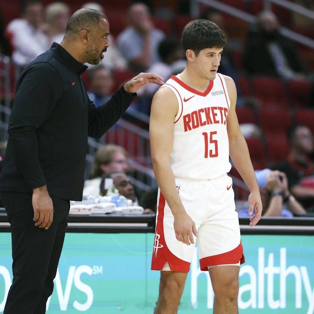 记者：在去年的勇士系列赛之后，你怎么看贾巴里（史密斯）和阿尔佩伦（申京）第一次季