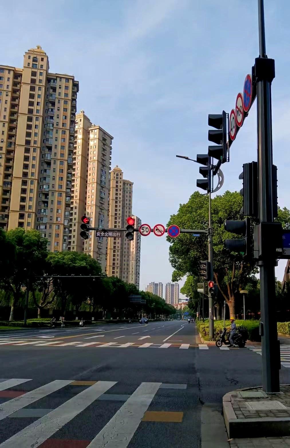 买房真的很奇怪，七八年前我有七八万存款。
现在手里攥着二十多万，却只能眼巴巴看着