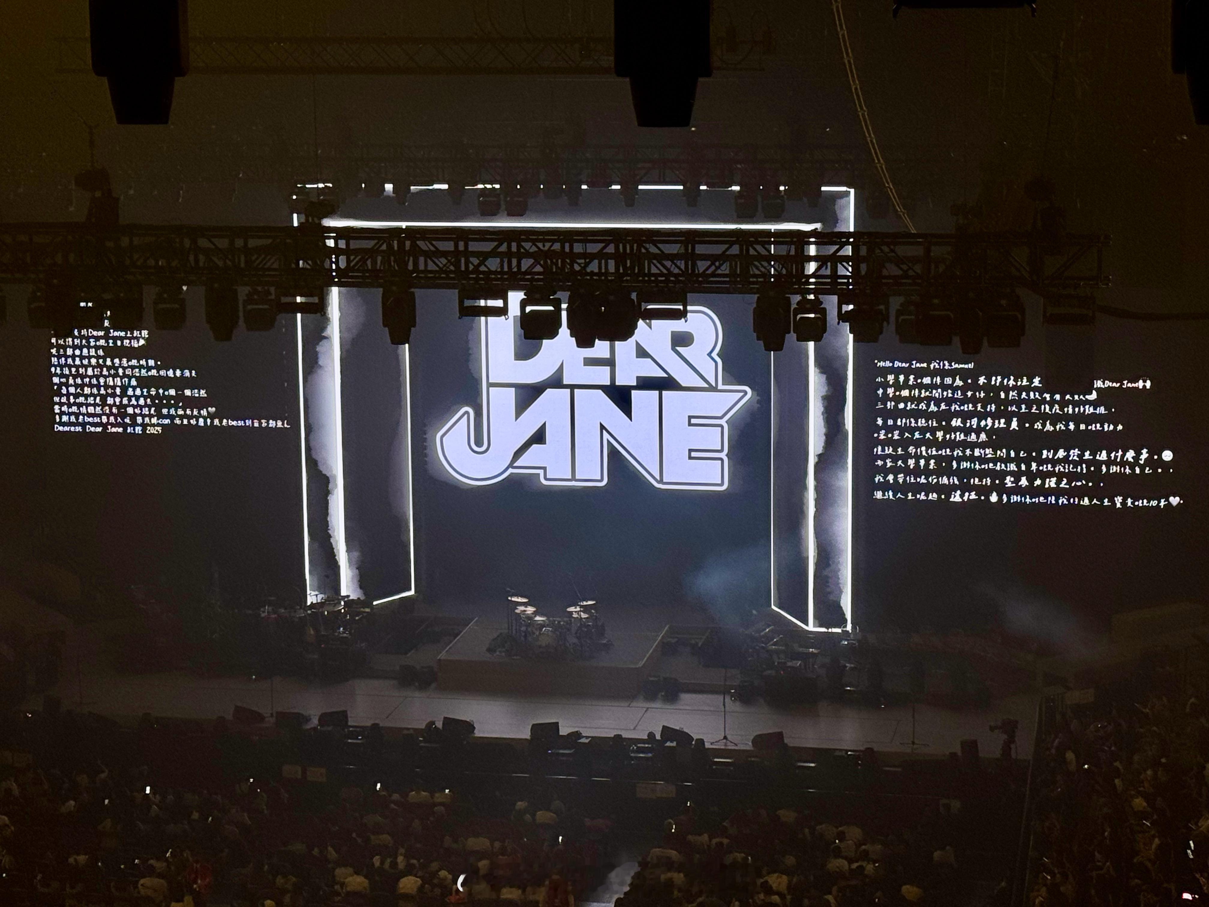 20年都弹指一挥间今次的主角是Dear Jane又一个20周年演唱会 🎸  ​
