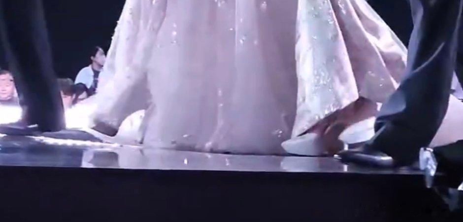 今天女明星的鞋跟，一个比一个高太猛了 