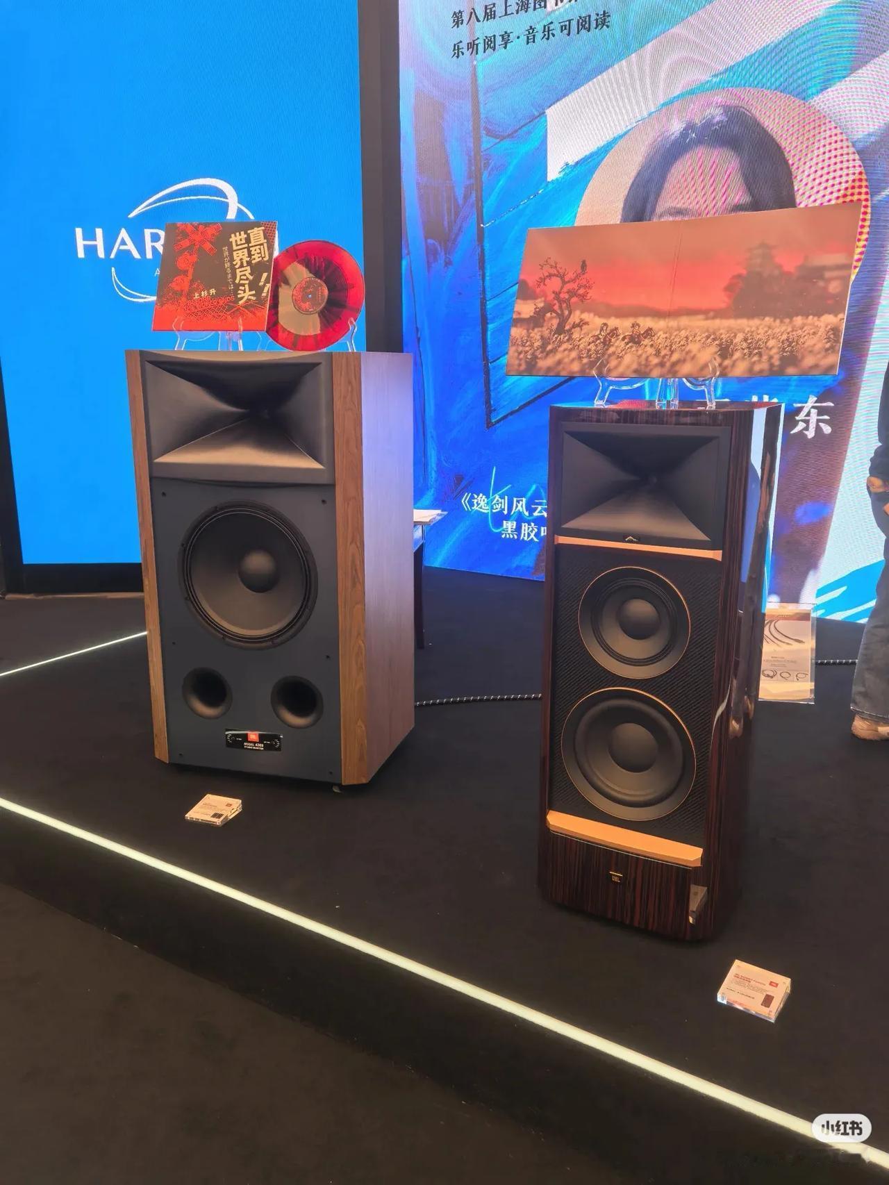 图一是今年5月上海音响展上哈曼展厅摆放着的一对JBL 4369和一对JBL新款的