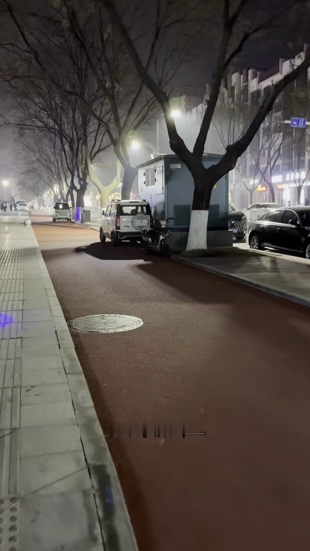 刚回就被这朴素的街道治愈了。9点多店铺大多已关，街上却亮堂堂的。今年新修的塑胶辅