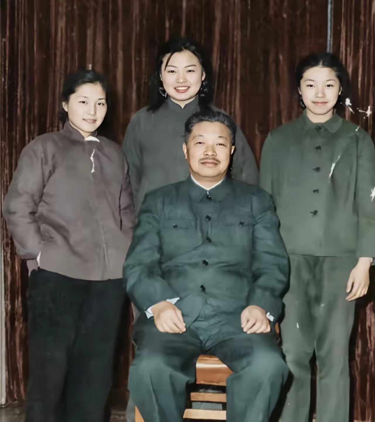 这张老照片拍摄于50年代未，这张照片极为罕见，贺龙元帅与女儿贺捷生、贺晓明、贺黎