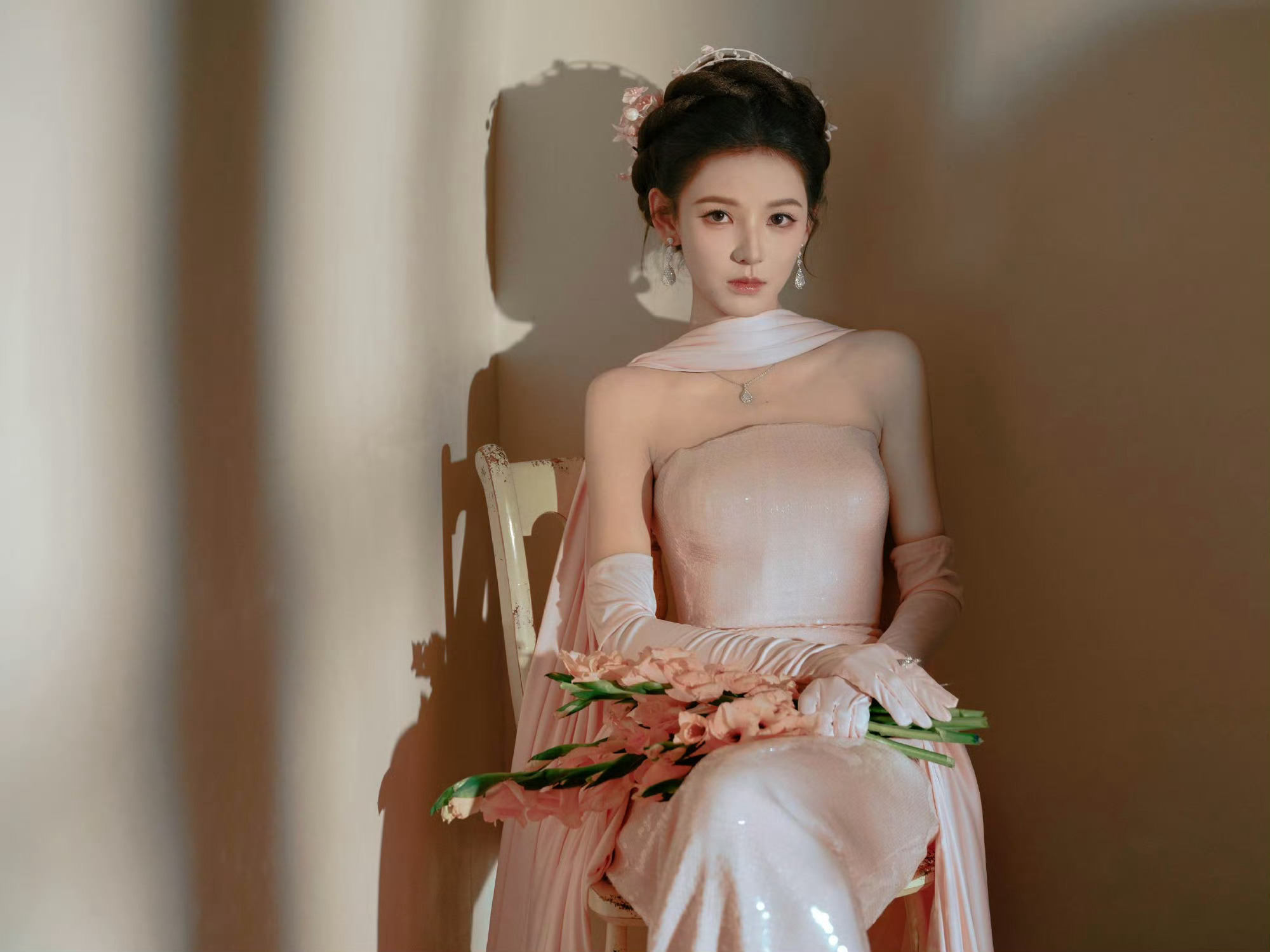 身着粉纱长裙搭配花朵盘发张予曦亮相微博视界大会 ​​​