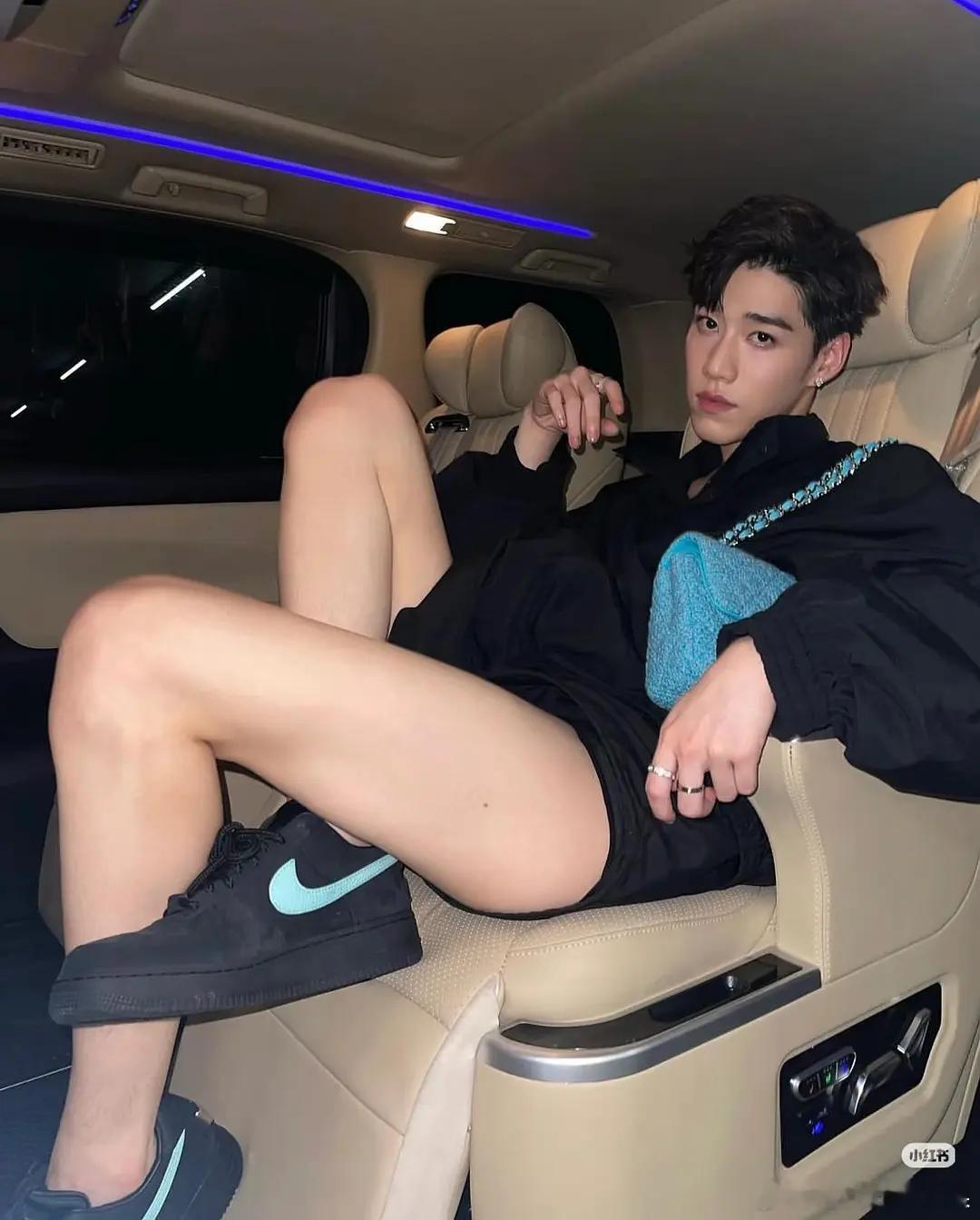 PP真的好宠粉 为了让粉丝吃口好的 特意穿了短裤给粉丝看 他那腿上的妩媚痣 这是