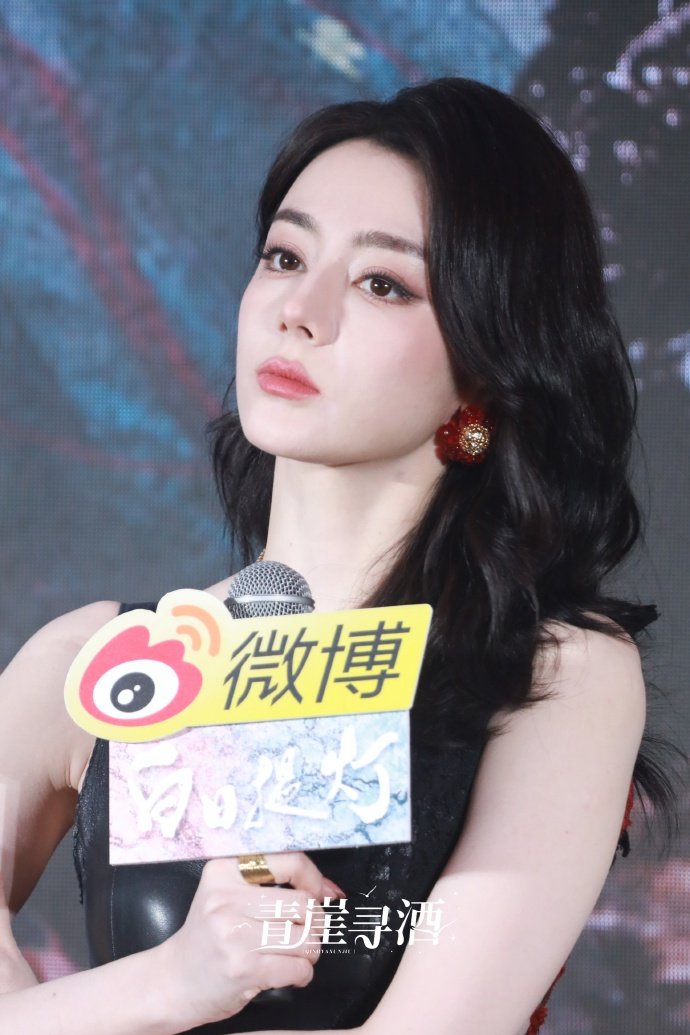 迪丽热巴追剧团手势舞 谁懂啊！迪丽热巴现场现学手势舞，随便扭扭都好看得像自带滤镜