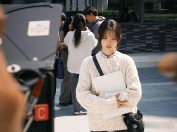 今天是太阳雨正式杀青 猫的树真是太会拍了，每一张剧照都像艺术品。郑雨和陈砚周站在