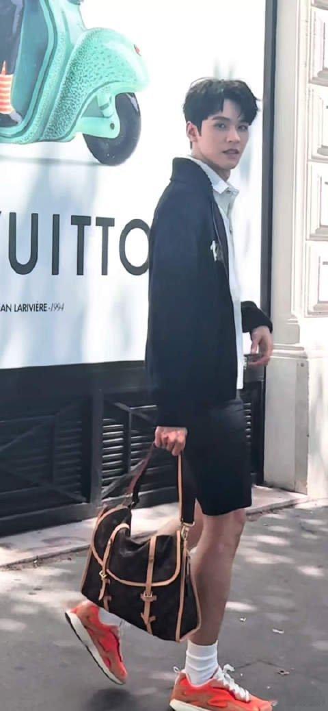 龚俊秀地一下甩掉巴黎时差 时尚俊帝在巴黎炸场，俊室实时同步新鲜动态，我刷物料刷得