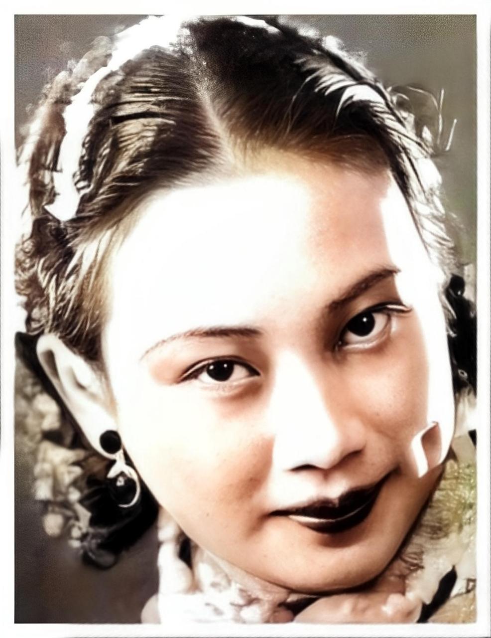 胡蝶是民国时期著名的影星，但其相貌和现在普通女性相比，好像也不是很出众。