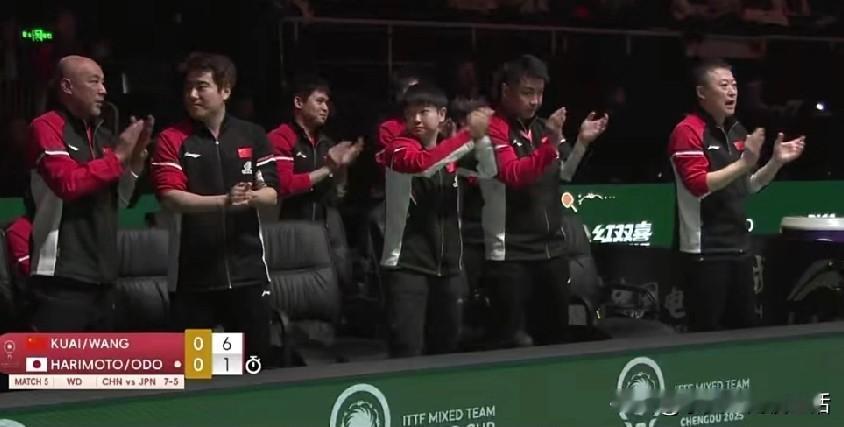 有谁注意到这次成都混团场外指导规则变了后，国乒队最少是两个主教练甚至是三个主教练