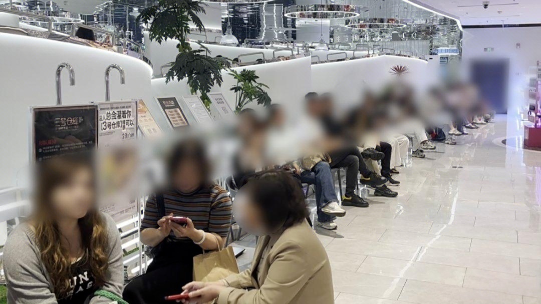外国小伙吐槽餐饮黄牛引热议网红餐厅排队热潮下，“黄牛”倒卖等位号现象猖獗。曾经有