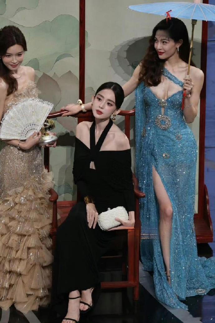 颜值的话我选娜扎，身材绝对钟楚曦 ​​​