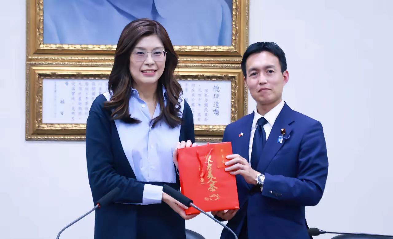 国民党主席郑丽文今（5日）在脸书发文表示，我在中央党部会见由日本自民党青年局局长
