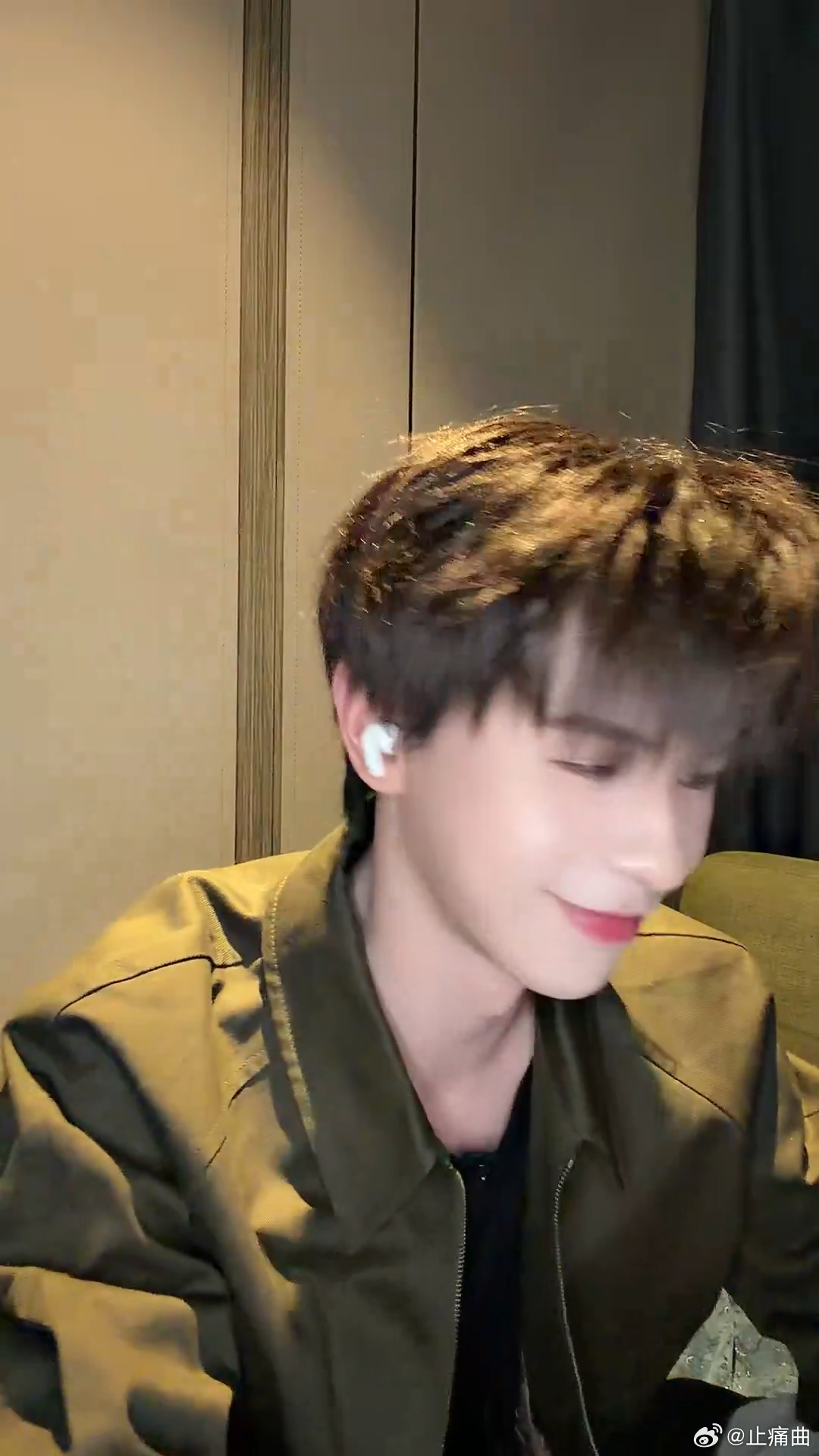 何浩楠直播 直播里的何浩楠状态绝了，帅萌兼具，北京音乐节等着看他的精彩舞台 