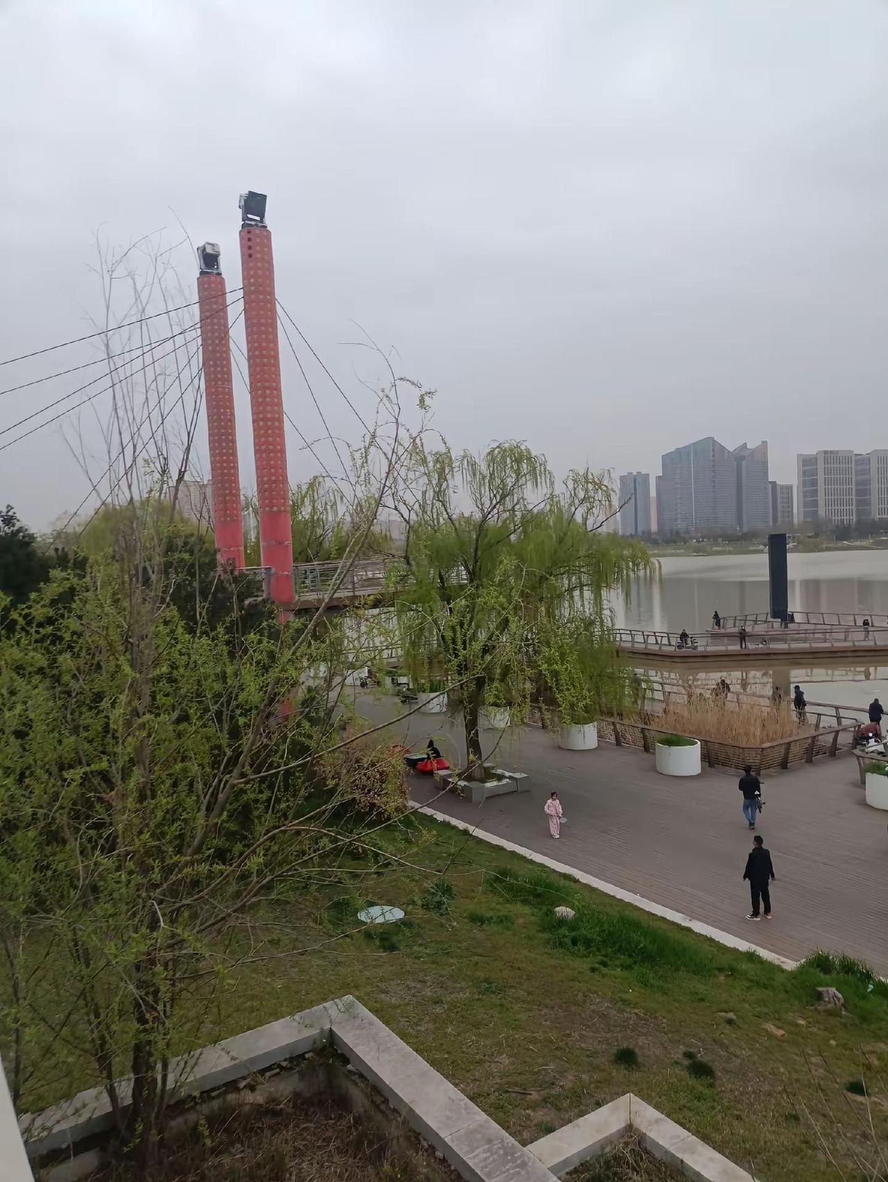 请勿疲劳驾驶六月一日执行交通规则连续驾驶四小时 休息二十分钟继续赶路