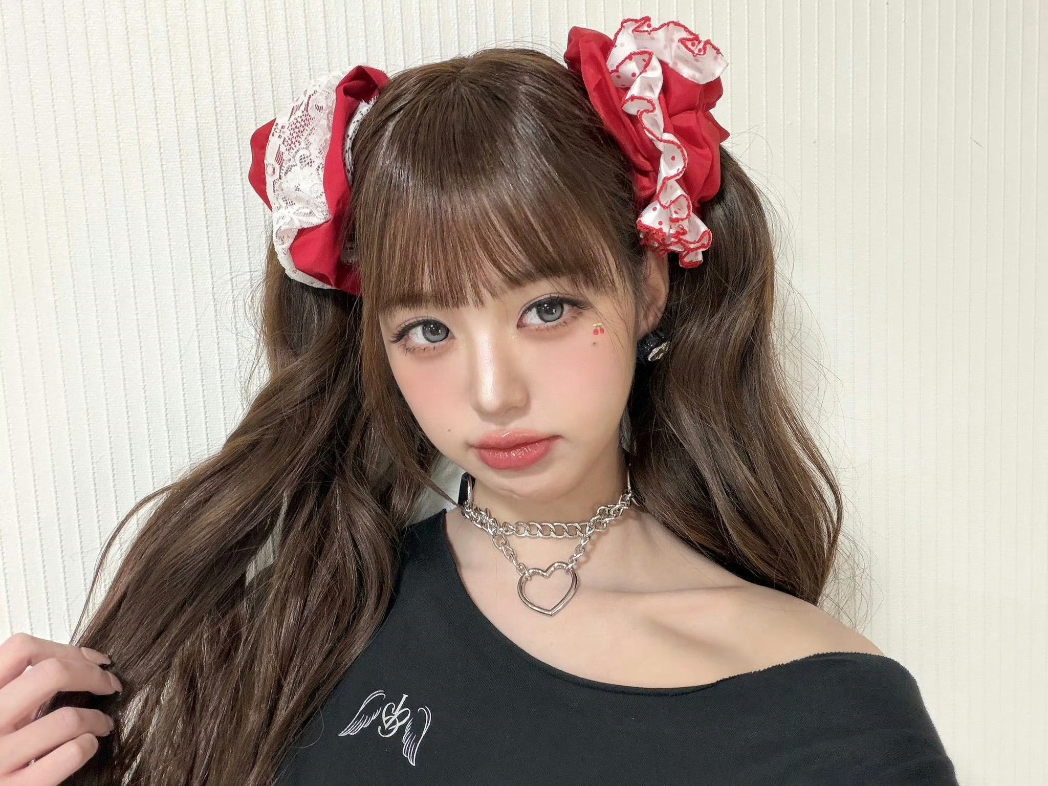 双马尾蝴蝶结配上眼下的可爱贴纸 我要被萌吐血了