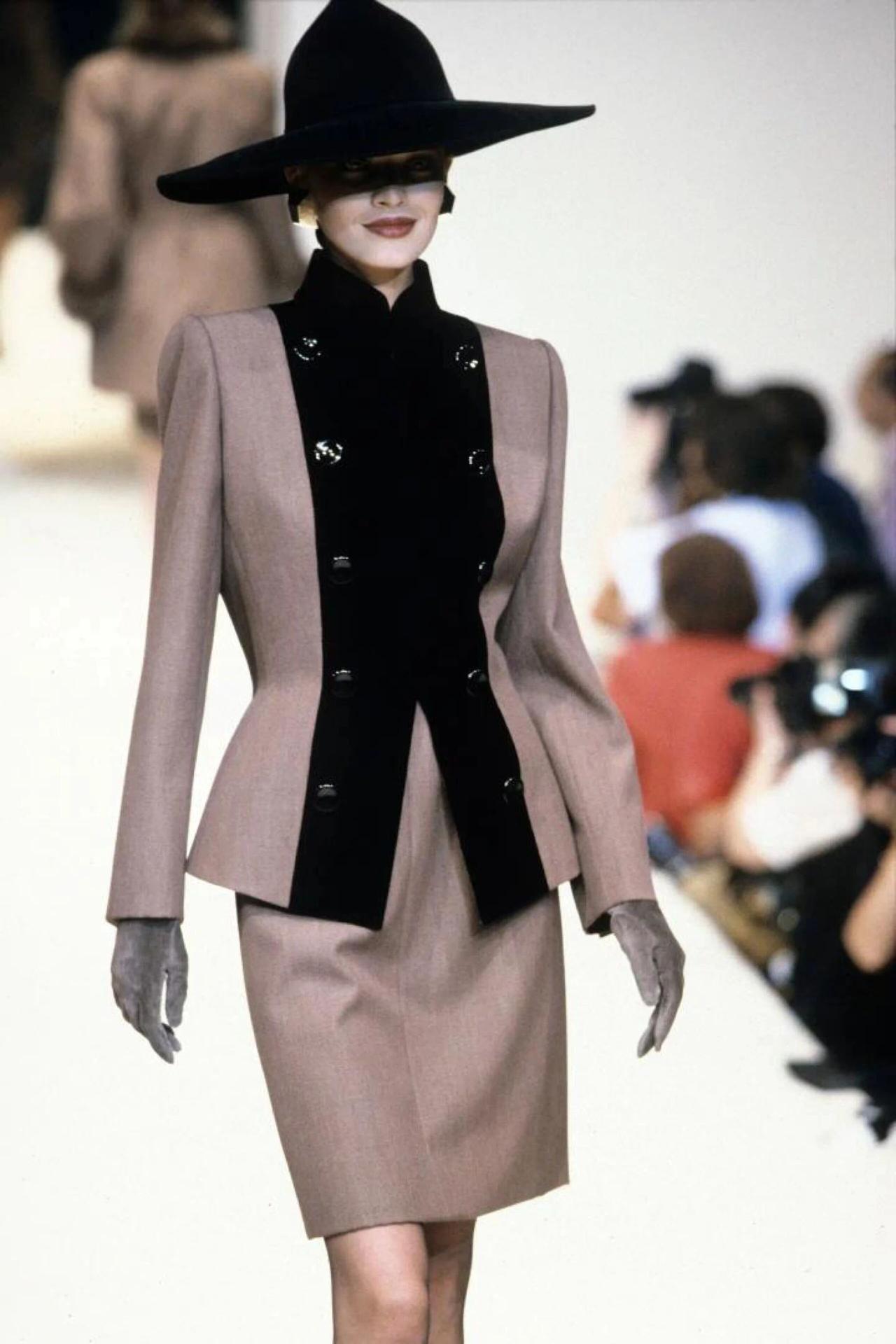 黄金时代的秀场，美得让人失语。
Givenchy Fall 1995，给我带来了