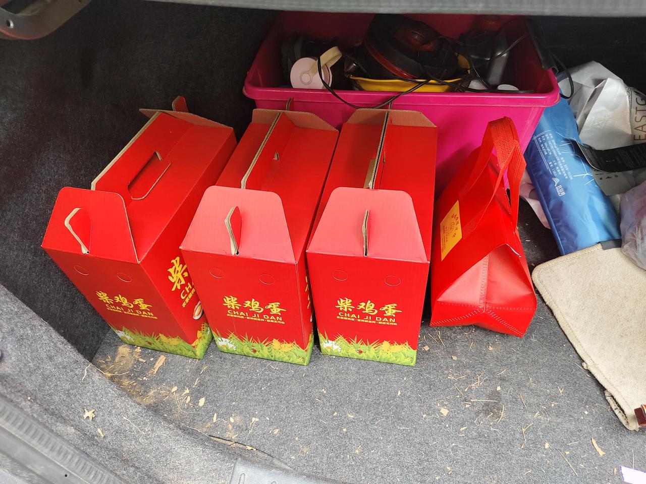 中国人对红色是多么钟爱？

买鸡蛋，鸭子，都用红盒子。

看着都喜庆，欢乐，热情